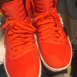 A Green Bay shirt sneakers and two hats